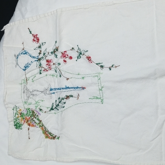Embroidered table runner - Picture 7 of 7